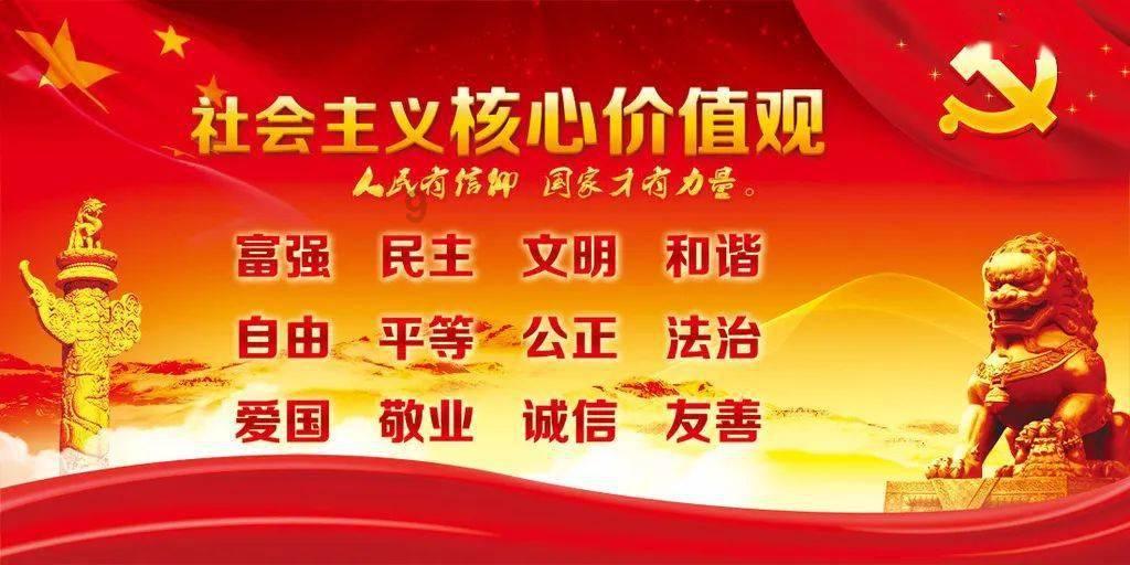 消防员徒手清理废墟救出掩埋人员，因用力过大手套被磨破